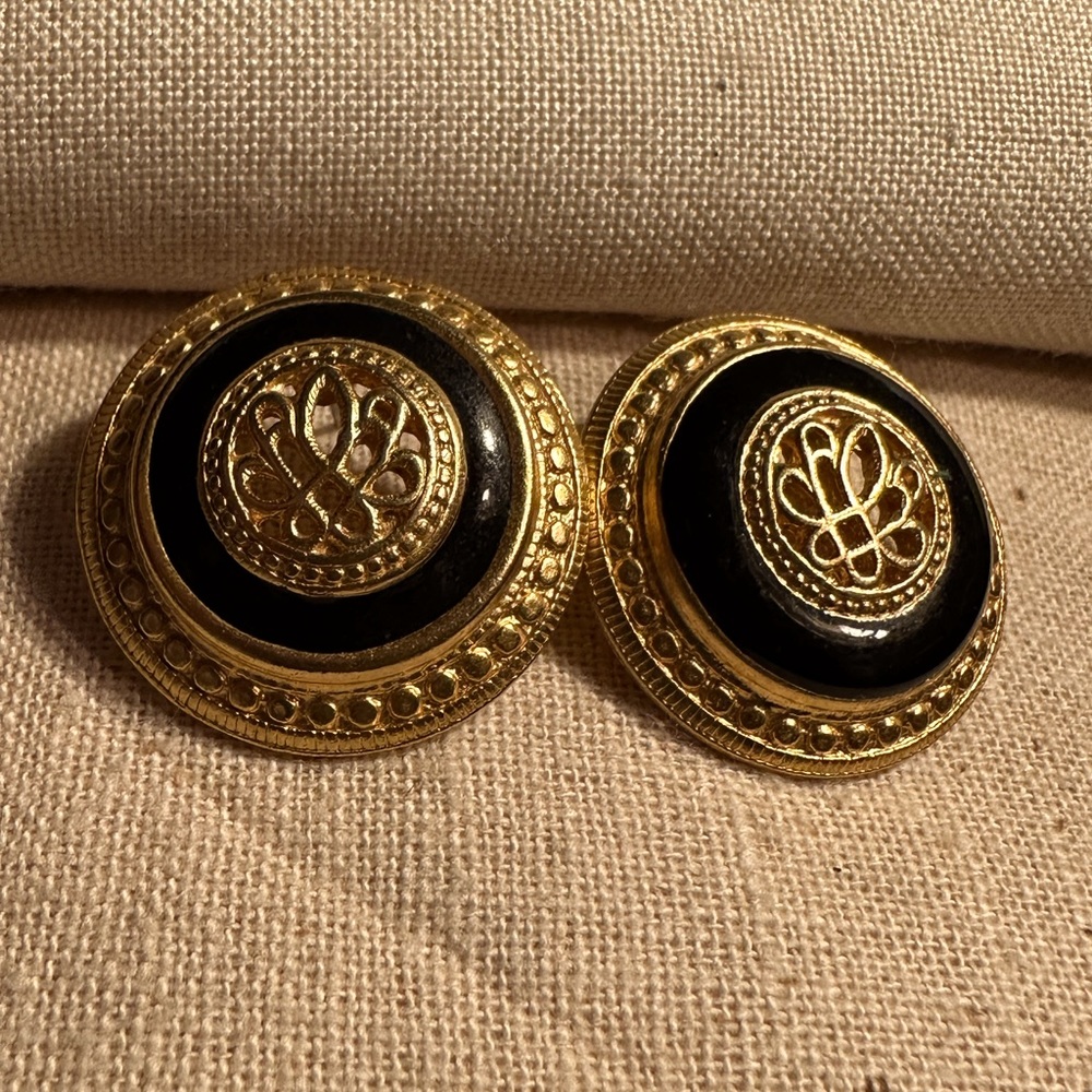 Elegant vintage Black and filigree gold beautifully made earrings. Sophisticated